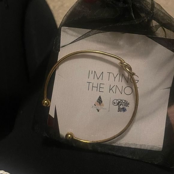 NWT Women's Tying the Knot Gold Jewelry Bracelet Accessory - Picture 9 of 9